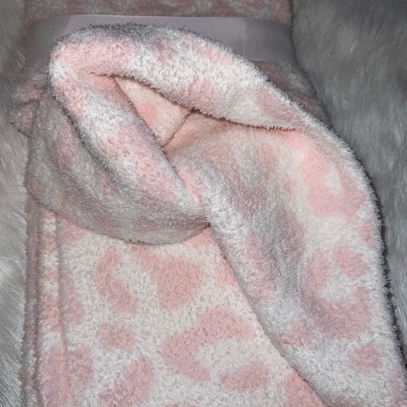 Cupcakes and Cashmere Pink Cheetah/Leopard Reversible Blanket 30x40 NWT - Picture 8 of 8